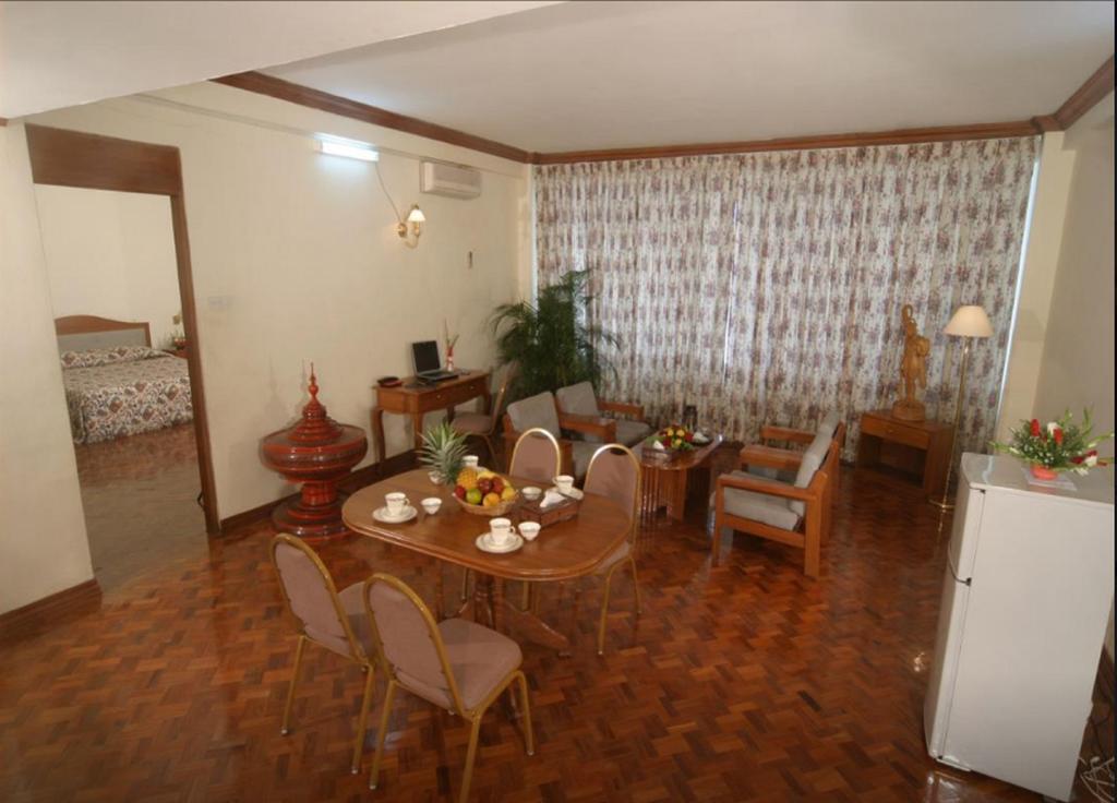 Yuzana Hotel Rangoon Buitenkant foto